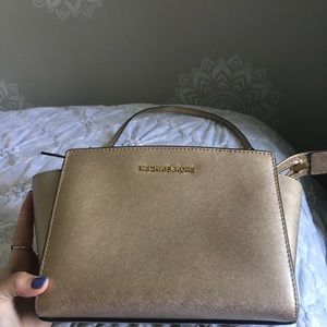 MK METALLIC CROSSBODY